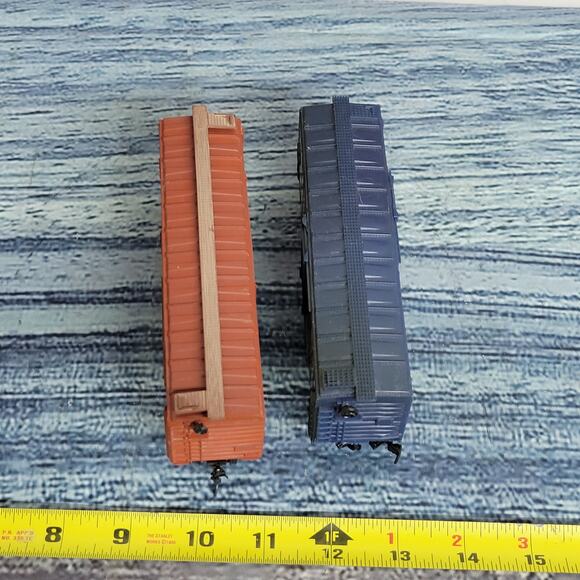 Vintage H.O scale Union Pacific & chessie systems train boxcars blue and brown - Picture 7 of 10